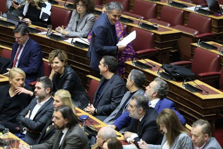ΣΥΡΙΖΑ σε αποσύνθεση: Οι ανεξαρτητοποιήσεις φέρνουν τον Τσίπρα μπροστά στο πιο δύσκολο πολιτικό τεστ