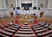«Σκηνικό έντασης στη Βουλή»: Υποχώρηση της ΝΔ, σφοδρή σύγκρουση με το ΠΑΣΟΚ και αιχμές για Τσίπρα