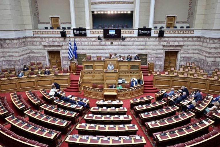«Σκηνικό έντασης στη Βουλή»: Υποχώρηση της ΝΔ, σφοδρή σύγκρουση με το ΠΑΣΟΚ και αιχμές για Τσίπρα