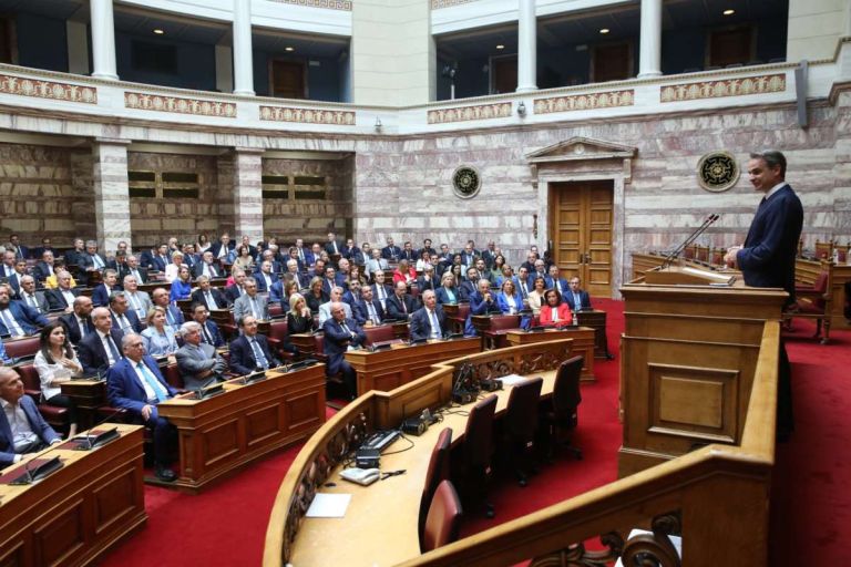Σύνταγμα στην κόψη του «180»: Η απογευματινή ψηφοφορία που βάζει φωτιά στις εκλογές του 2027