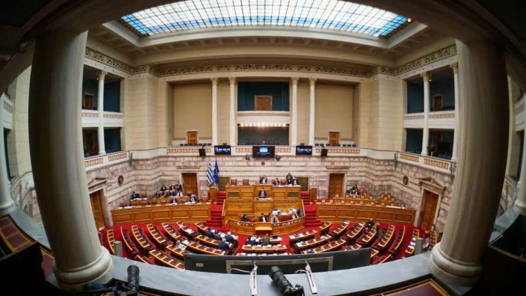 Υπερψηφίστηκε το νομοσχέδιο για ίση αμοιβή μεταξύ ανδρών – γυναικών και ένταξη υγειονομικών στα ΒΑΕ