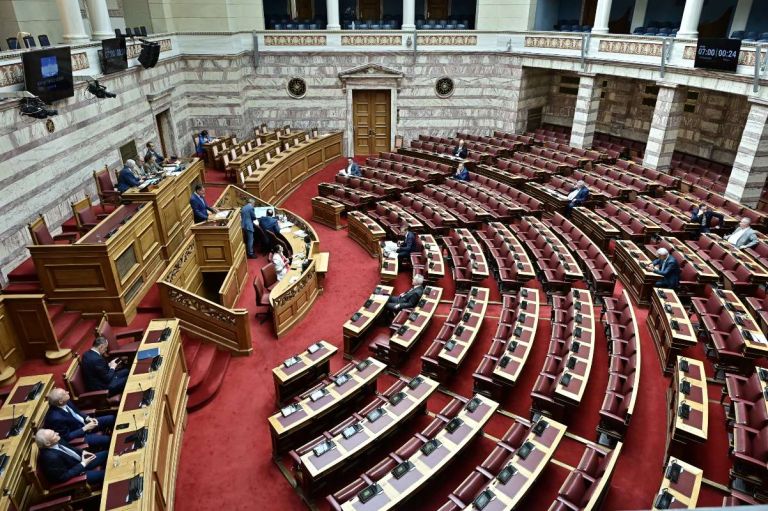 Σύγκρουση κορυφής στη Βουλή για το νέο Σύνταγμα: Ο Μητσοτάκης ανοίγει τα χαρτιά του – Στο στόχαστρο το ΠΑΣΟΚ