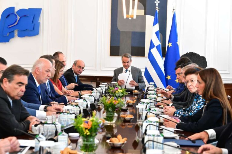 Υπουργικό με «γεμάτη ατζέντα»: Ταμείο Ανάκαμψης, ακρίβεια και περιφέρεια στο τραπέζι Μητσοτάκη