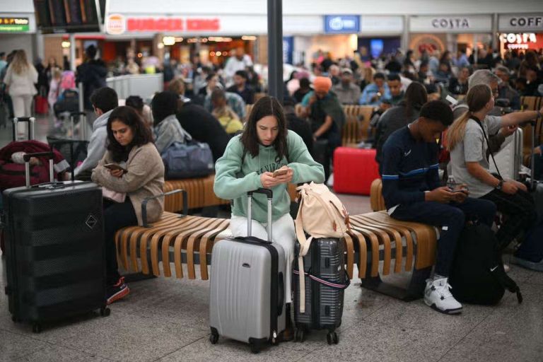 Χάκερ χτύπησαν τρία βρετανικά αεροδρόμια: Στα χέρια τους δεδομένα 8,7 εκατ. ταξιδιωτών