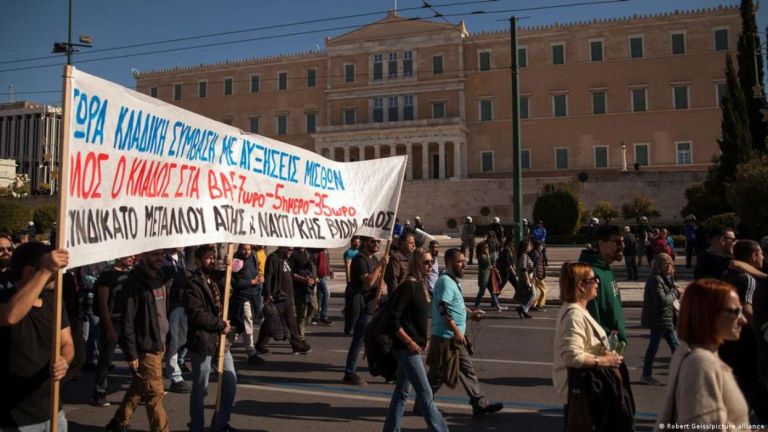 «Περισσότερη δουλειά, λιγότερα χρήματα οι Έλληνες»