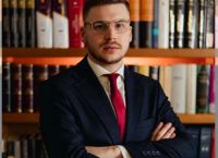 Μπαλατσούκας pagenews.gr:«Η κυβέρνηση θυμάται τους πυροσβέστες όταν τους λέει ήρωες–όχι όταν ζητούν στήριξη»