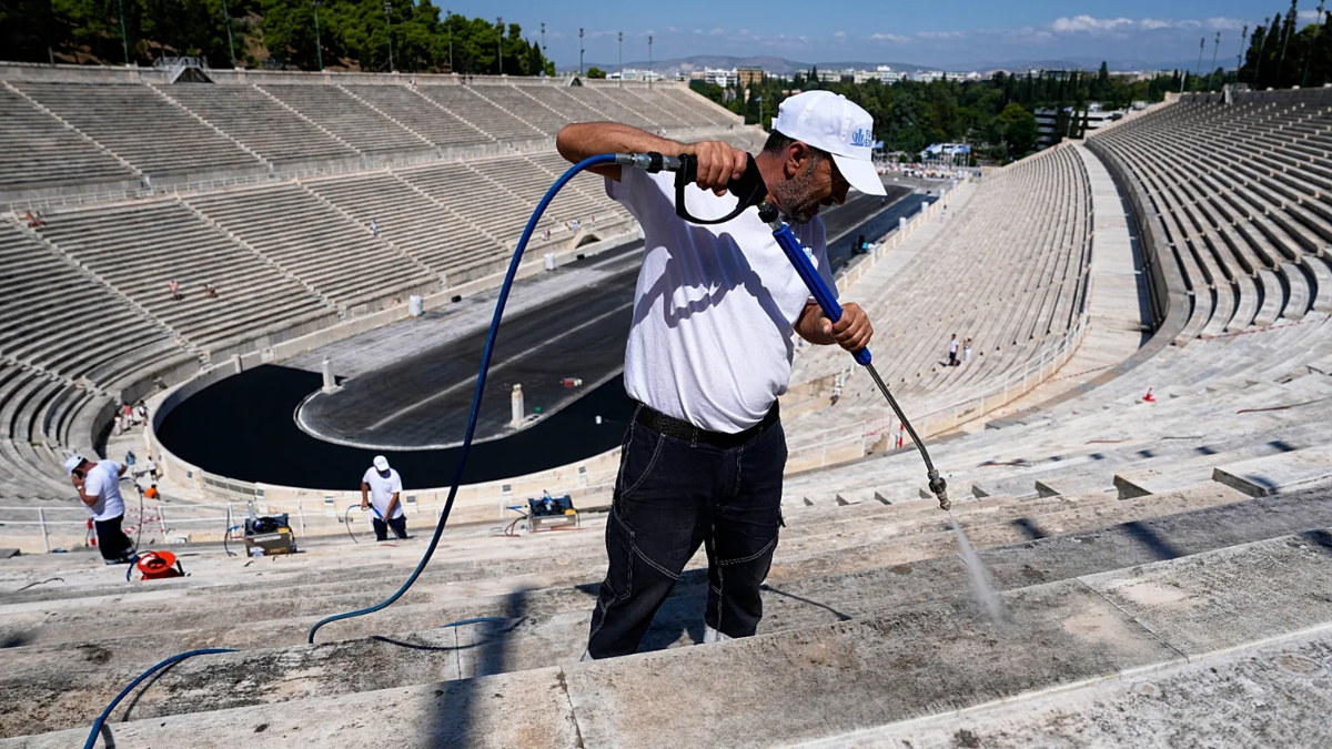 Το Καλλιμάρμαρο καθαρίζεται μετά από περισσότερο από έναν αιώνα