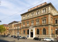 Δύο άνδρες αγόρασαν εισιτήρια πριν κλέψουν κολιέ εκατομμυρίων