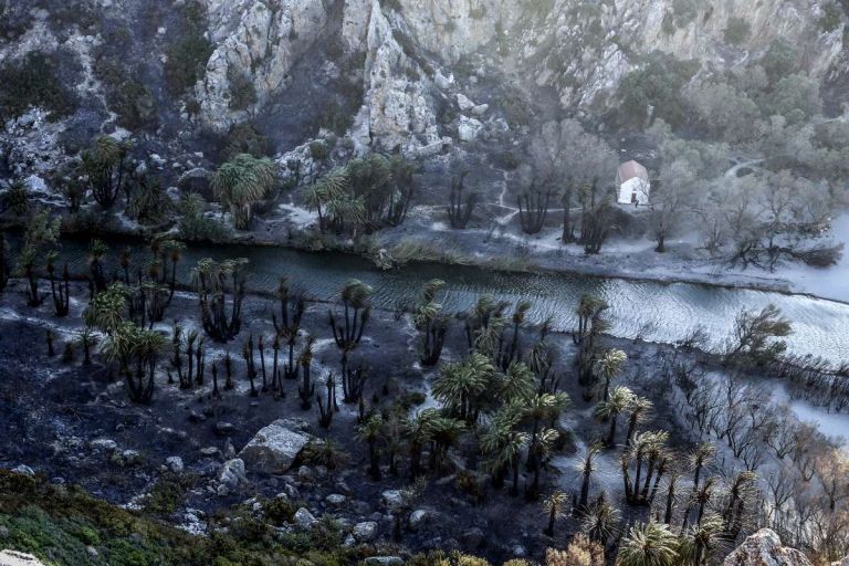 Συνεχείς αναζωπυρώσεις στο Ρέθυμνο, βαρύς απολογισμός από το πέρασμα της φωτιάς