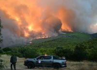 Τρία τα μέτωπα που καίνε το Πόρτο Γερμενό: Δεκάδες σπίτια καταστράφηκαν–Εκκενώνονται 4 οικισμοί στην Αχαΐα