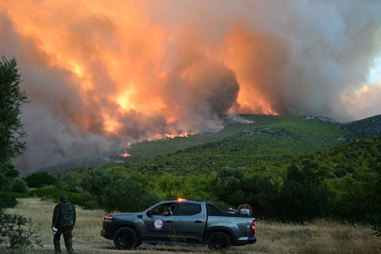 Τρία τα μέτωπα που καίνε το Πόρτο Γερμενό: Δεκάδες σπίτια καταστράφηκαν–Εκκενώνονται 4 οικισμοί στην Αχαΐα
