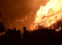Δύσκολη νύχτα στο Πόρτο Γερμενό: Μάχη να μην φτάσουν οι φλόγες σε σπίτια