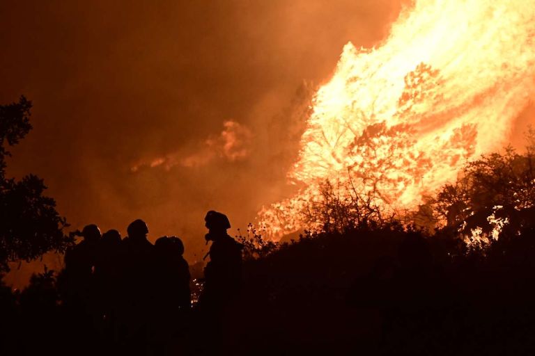 Δύσκολη νύχτα στο Πόρτο Γερμενό: Μάχη να μην φτάσουν οι φλόγες σε σπίτια