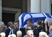 Γιάννης Βαρβιτσιώτης: Πλήθος πολιτικού κόσμου στο τελευταίο αντίο – Ποιοι έδωσαν το παρών
