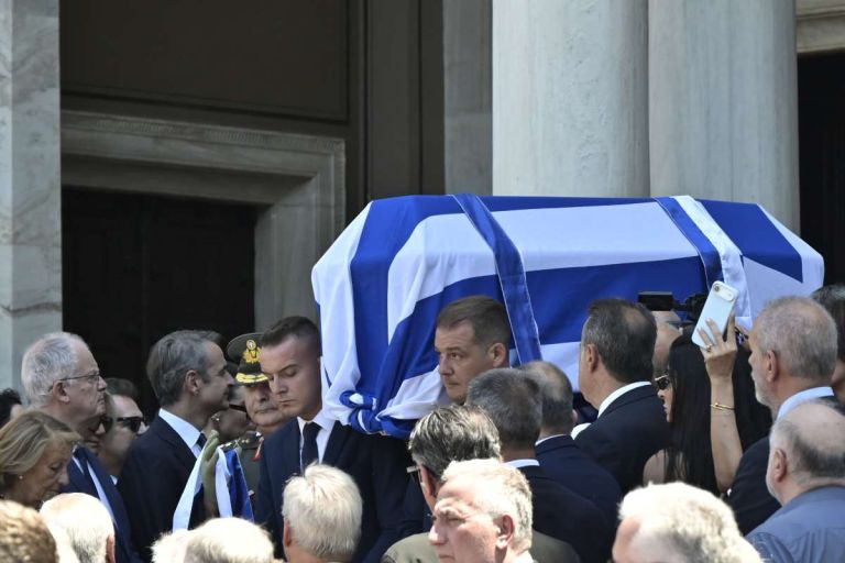 Γιάννης Βαρβιτσιώτης: Πλήθος πολιτικού κόσμου στο τελευταίο αντίο – Ποιοι έδωσαν το παρών