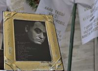 Κηδεία Νίκου Καλογερόπουλου: Ο καλλιτεχνικός κόσμος αποχαιρετά τον σπουδαίο ηθοποιό [pics]