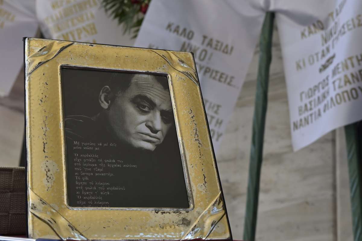 Κηδεία Νίκου Καλογερόπουλου: Ο καλλιτεχνικός κόσμος αποχαιρετά τον σπουδαίο ηθοποιό [pics]