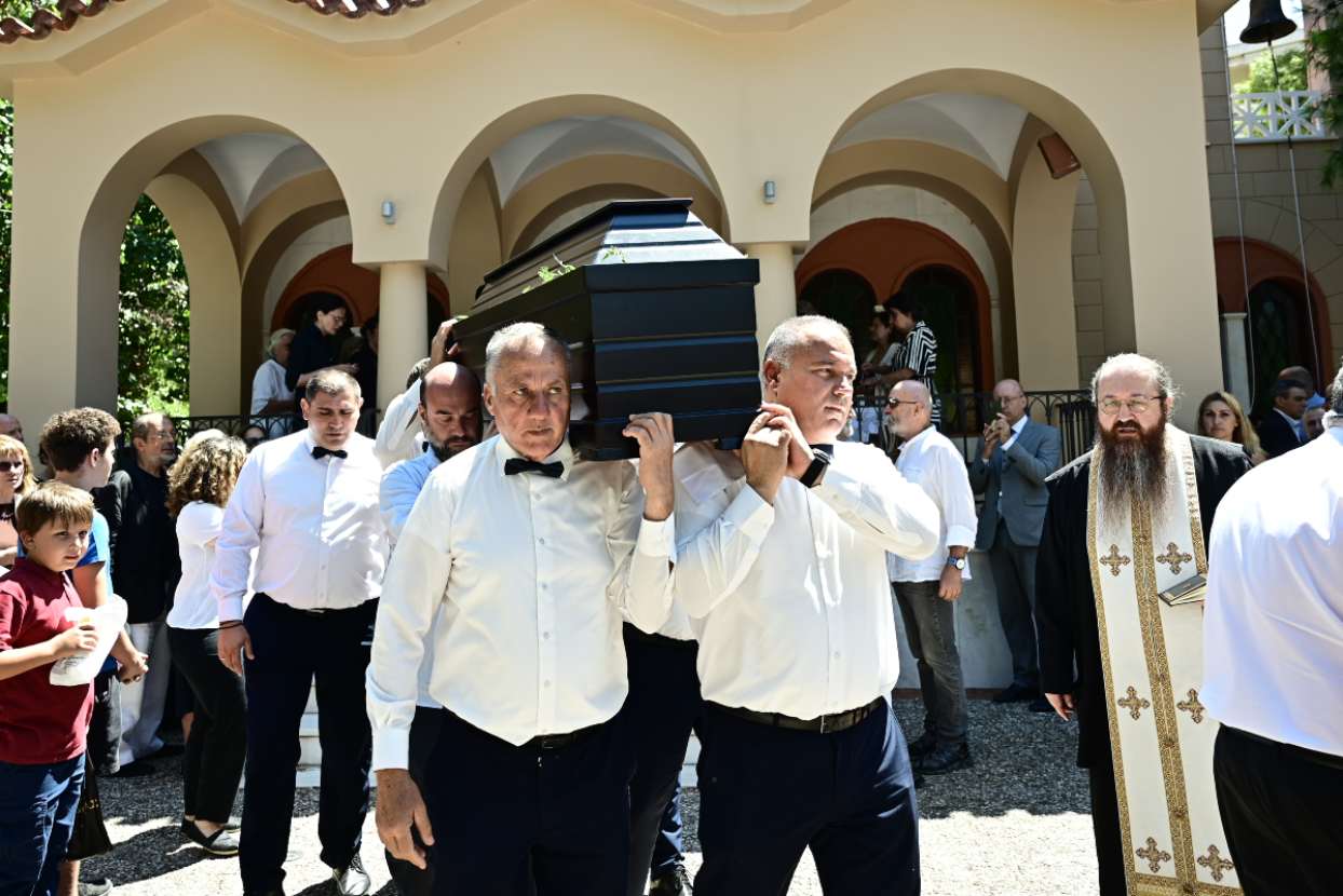 Συγκίνηση στην κηδεία του Στέλιου Ράμφου – Το τελευταίο «αντίο» είπαν στον σπουδαίο διανοητή
