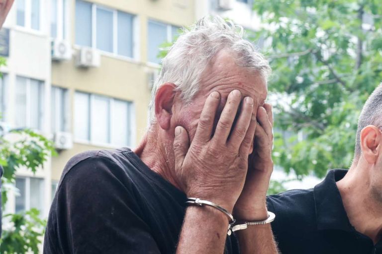 Προφυλακίστηκε ο εμπρηστής της Σίνδου: “Ήμουν πιεσμένος από τη δουλειά μου” [vid]
