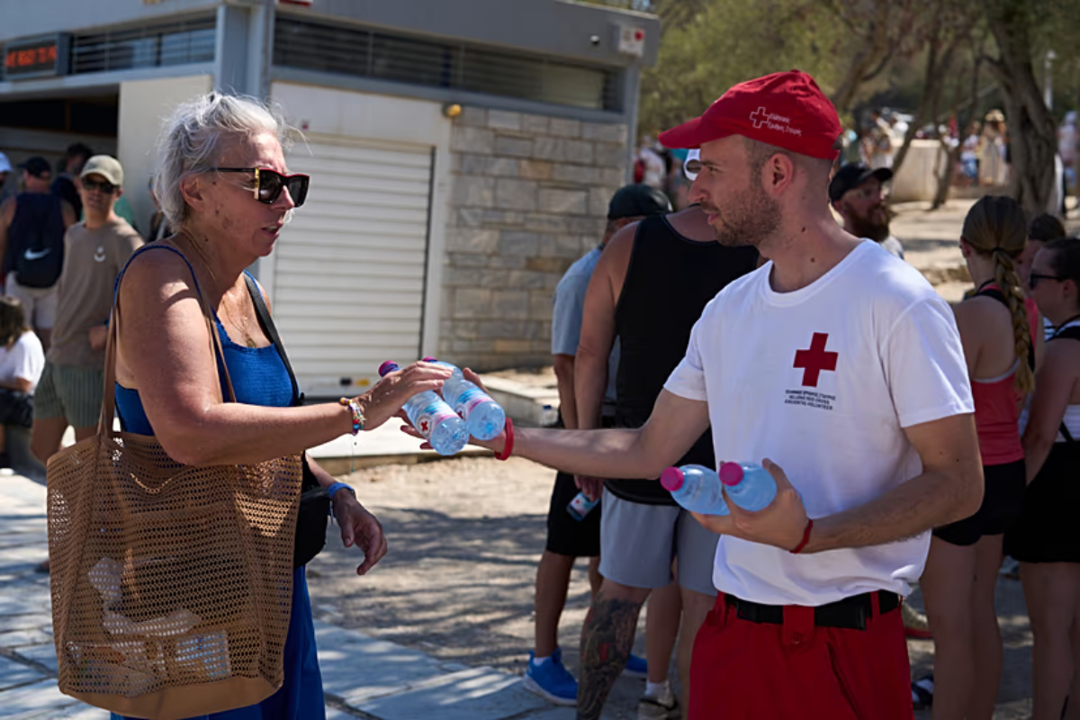 Ακρόπολη: Έκτακτη κινητοποίηση του Ερυθρού Σταυρού λόγω υψηλών θερμοκρασιών