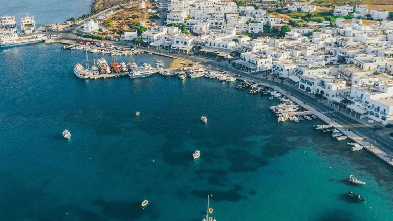 Αντίπαρος: Εκθρόνισε τη Μύκονο – €7.600 το τετραγωνικό στη νέα «χρυσή» αγορά των Κυκλάδων