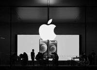 Η Apple ετοιμάζει γυάλινο iPhone για την 20ή επέτειό του