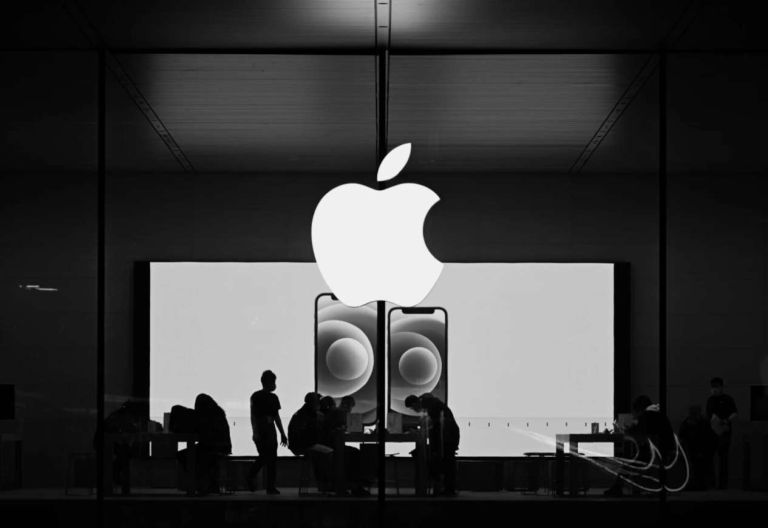 Η Apple ετοιμάζει γυάλινο iPhone για την 20ή επέτειό του