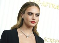 Κάρα Ντελεβίν: Topless στον διάδρομο γυμναστικής – Το βίντεο που προκάλεσε αίσθηση