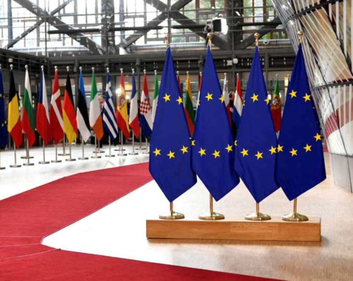 Η Ευρώπη έχει τα λεφτά, αλλά όχι τα «όπλα»: Η νέα οικονομική μάχη που απειλεί να την αφήσει πίσω