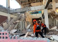Ινδονησία: Σεισμός 7,7 Ρίχτερ αφήνει πίσω του τουλάχιστον 20 νεκρούς–Καταρρεύσεις κτιρίων και εγκλωβισμένοι