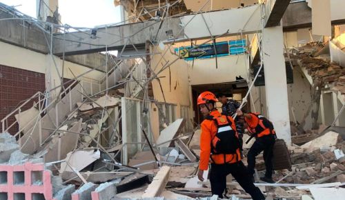 Ινδονησία: Σεισμός 7,7 Ρίχτερ αφήνει πίσω του τουλάχιστον 20 νεκρούς–Καταρρεύσεις κτιρίων και εγκλωβισμένοι