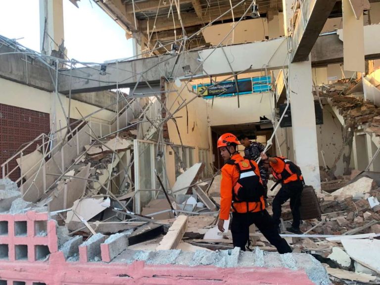 Ινδονησία: Σεισμός 7,7 Ρίχτερ αφήνει πίσω του τουλάχιστον 20 νεκρούς–Καταρρεύσεις κτιρίων και εγκλωβισμένοι