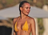 Kimberly Garner: Το κίτρινο μπικίνι που αναστάτωσε την Ίμπιζα