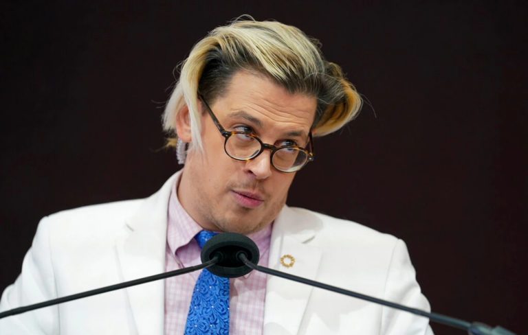 Μίλο Γιαννόπουλος: Απελάθηκε από τις ΗΠΑ και επέστρεψε στη Βρετανία μετά τη σύλληψή του από την ICE