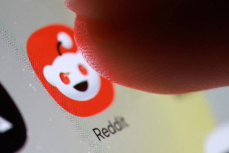 Γιατί το ChatGPT «έσβησε» το Reddit από τις πηγές του