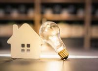 Ρεύμα στα ύψη: Νέο ρεκόρ στα €184,47/MWh – Φόβοι για «καυτό» Σεπτέμβριο στα τιμολόγια
