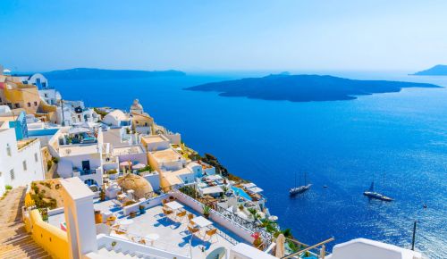 Μύκονος και Σαντορίνη υπό πίεση: Η πολυτέλεια δεν αρκεί πια – Τι αλλάζει στον τουρισμό