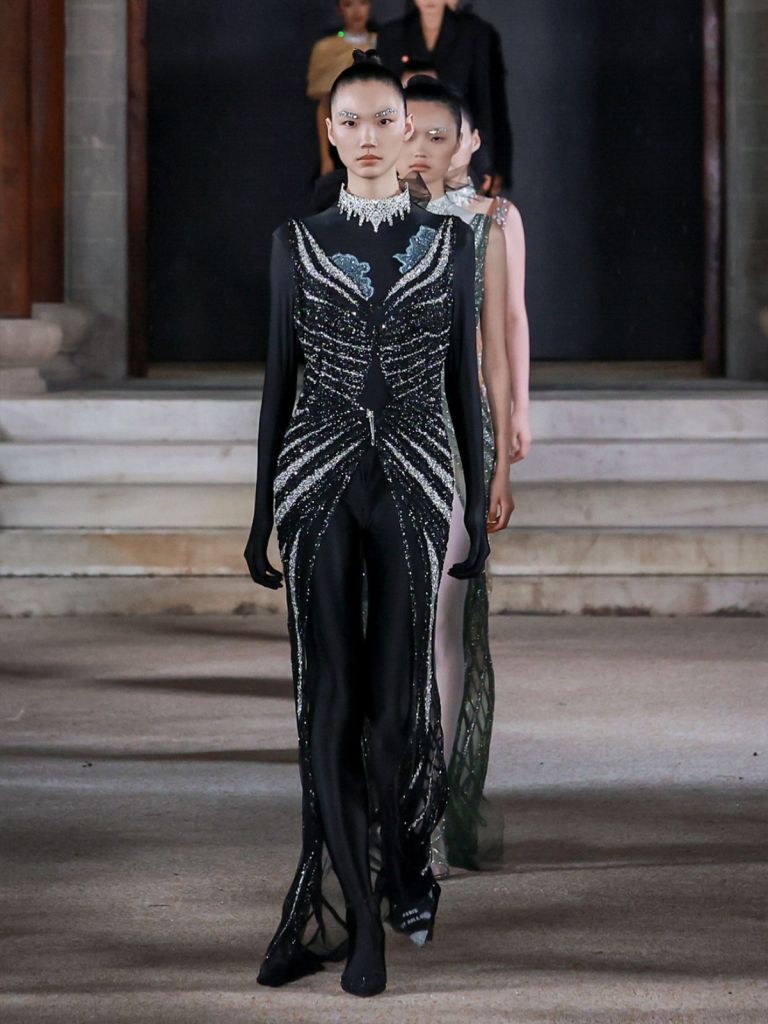 Peet Dullaert: Η Couture Fall Winter 2026 συλλογή με δραματικές σιλουέτες και έντονο tailoring
