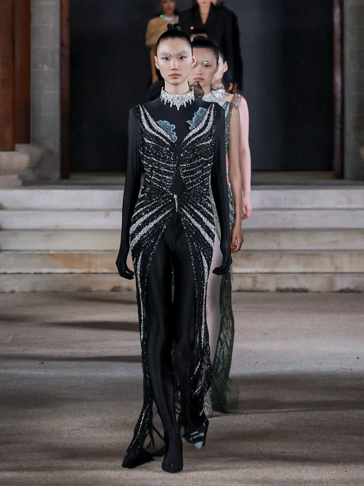 Peet Dullaert: Η Couture Fall Winter 2026 συλλογή με δραματικές σιλουέτες και έντονο tailoring