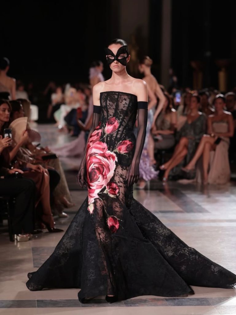 Elie Saab Couture Fall 2026: Ένας σουρεαλιστικός χορός μεταμφιεσμένων στο Παρίσι