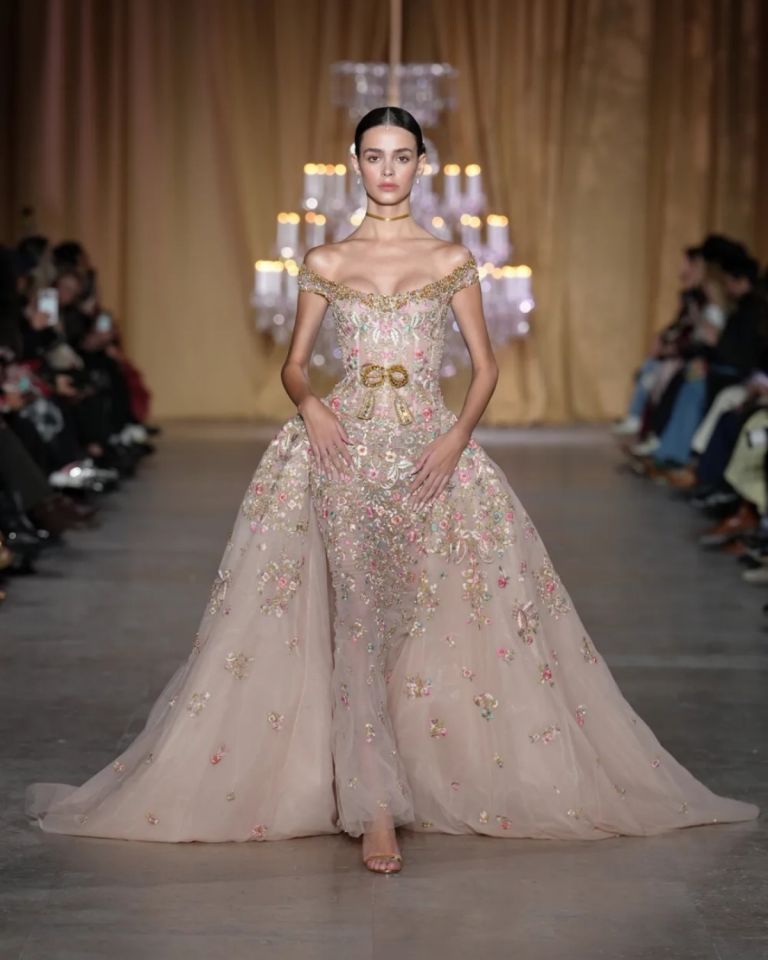 Zuhair Murad: Η υψηλή ραπτική σκοτεινιάζει – Το μαύρο φόρεμα που μάγεψε το Παρίσι