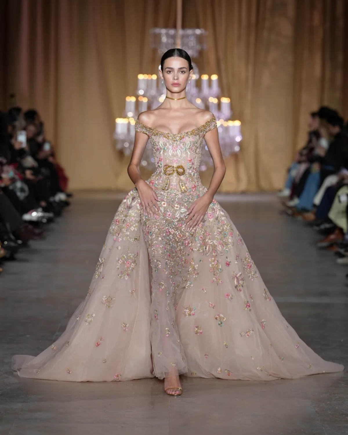 Zuhair Murad: Η υψηλή ραπτική σκοτεινιάζει – Το μαύρο φόρεμα που μάγεψε το Παρίσι