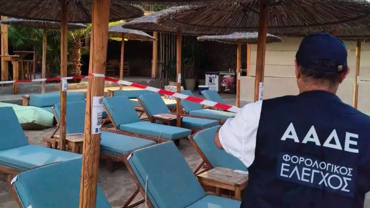 ΑΑΔΕ: 48ωρο λουκέτο και πρόστιμα σε γνωστό beach club στην Πάρο – Παραβάσεις και σε Μύκονο, Σαντορίνη, Πόρο