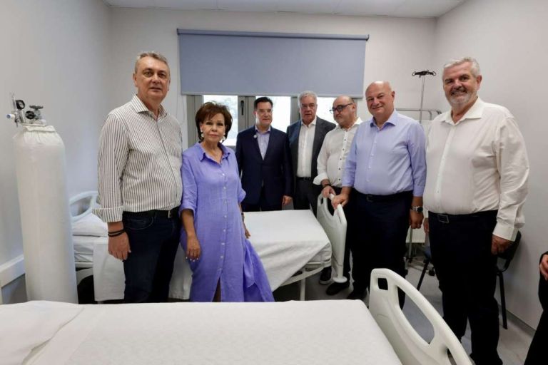 Από την Κόρινθο στη Λαμία: Ο Άδωνις απαντά στην κριτική με έργα και νέα ασθενοφόρα