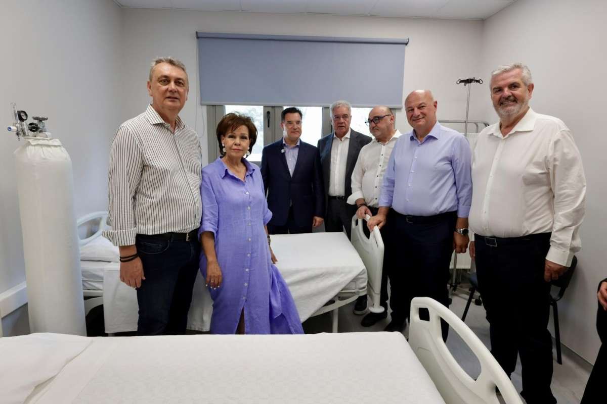 Από την Κόρινθο στη Λαμία: Ο Άδωνις απαντά στην κριτική με έργα και νέα ασθενοφόρα