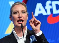 Η Γερμανία μπροστά στο «αδιανόητο»: Η AfD προηγείται και το τείχος της εξουσίας δοκιμάζεται