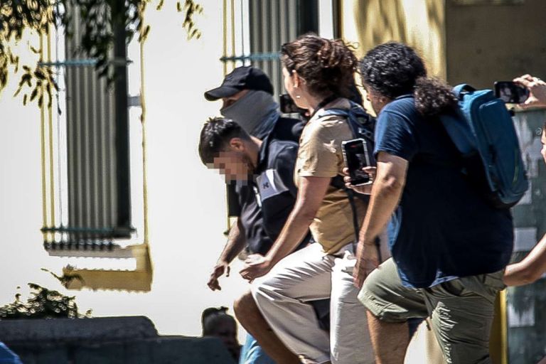 Κυψέλη: Προθεσμία για να απολογηθεί έλαβε ο 26χρονος Αφγανός για τη δολοφονία της Βρετανίδας (Βίντεο)