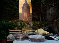 Φανουρόπιτα του Αγίου Φανουρίου: Γιατί την προσφέρουν οι πιστοί –Ουρές στις εκκλησίες για τη γιορτή του Αγίου