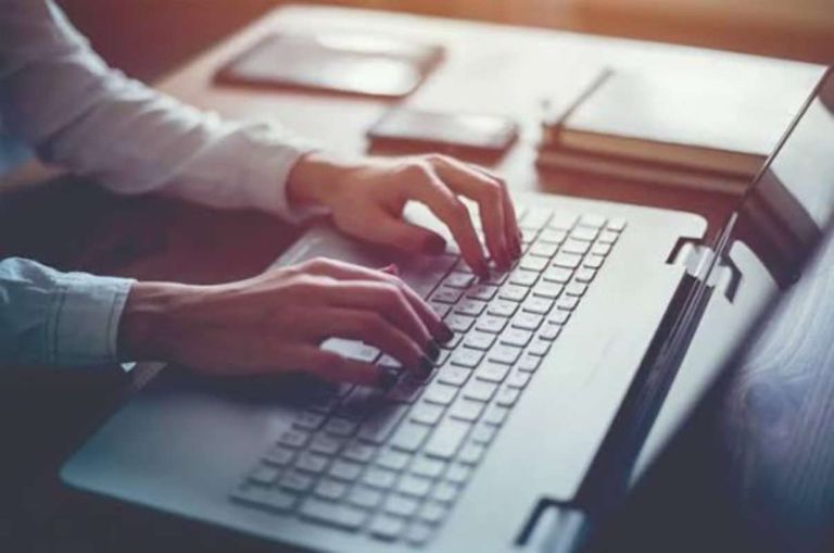 Η AI γράφει πια σαν άνθρωπος – Το νέο πρόβλημα είναι ότι οι άνθρωποι ξεχνούν να επιμελούνται