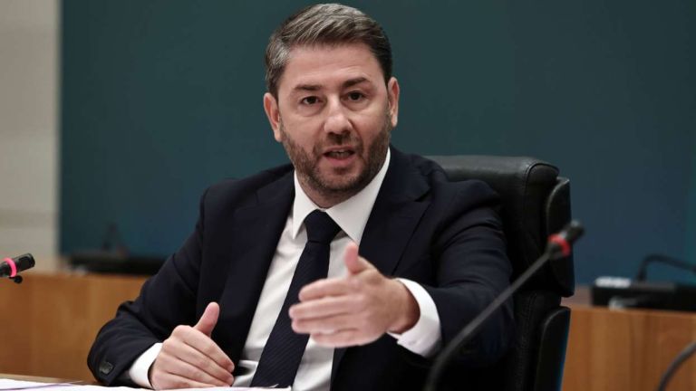 ΠΑΣΟΚ σε πολιτικό κλοιό: Βλέπει οργανωμένο διμέτωπο χτύπημα και προετοιμάζεται για σκληρό φθινόπωρο
